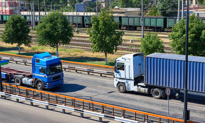 道路上的一個白色卡車(chē)騎的橋梁,工(gōng)業基礎設施、 貨物(wù)運輸、 傳遞和航運概念